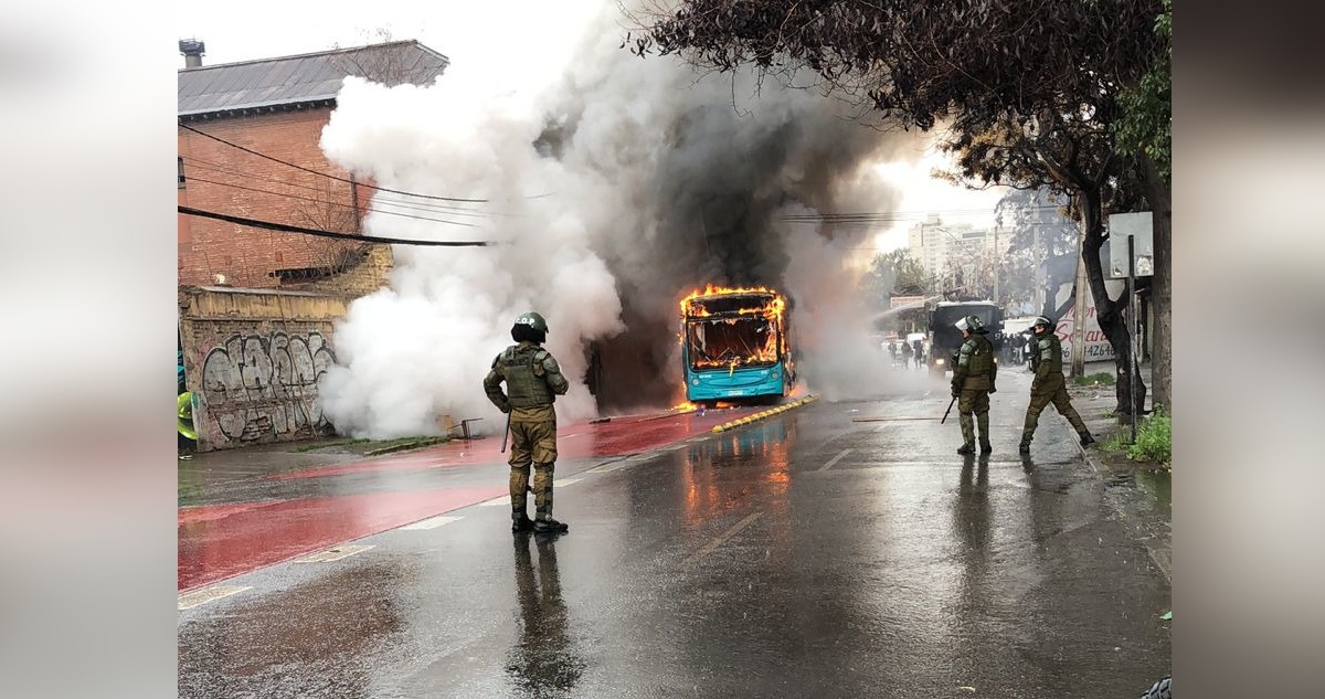 Manifestantes queman buses RED en INBA
