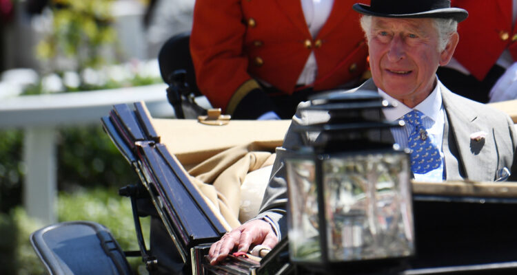 Manos del Rey Carlos III desatan preocupación