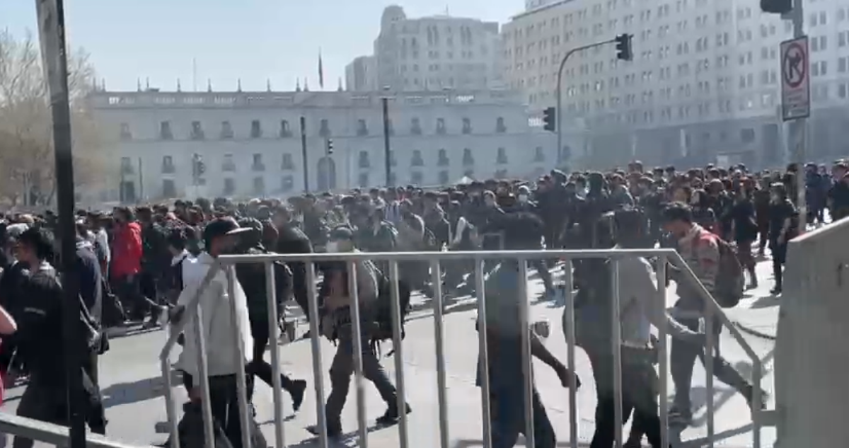 Masiva marcha de estudiantes llega hasta La Moneda: instalan barricadas y lanzan piedras