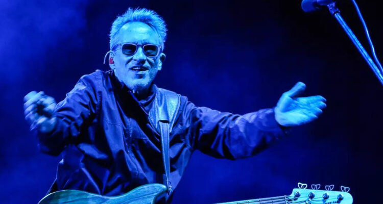 El cantante Marciano Cantero, vocalista de Los Enanitos Verdes, en medio de un concierto.