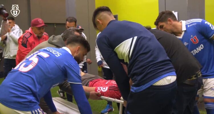 Martín Parra siendo atendido en camarines del estadio Elías Figueroa.