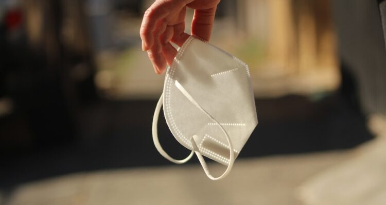 Mascarillas no serán obligatorias en el Transantiago, el Metro y en viajes con aerolíneas chilenas