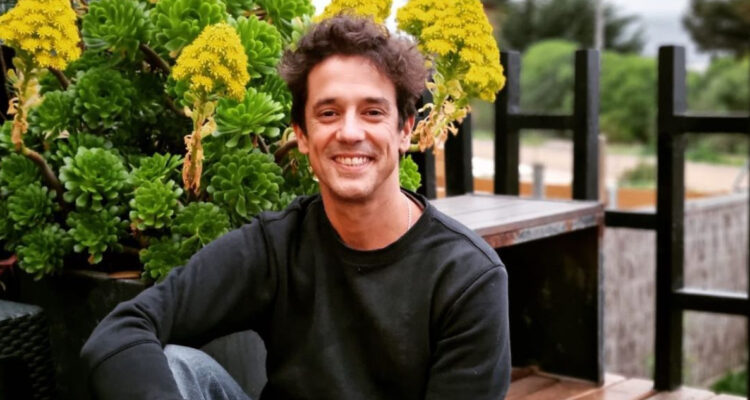 Matías Oviedo sonríe desde el jardín de su hogar. Este fin de semana hablará sobre su pareja y su hija.