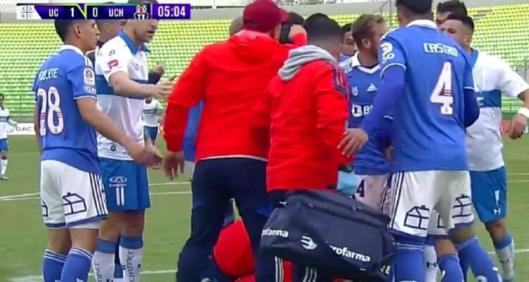 Hinchas de la U contra Mauricio Isla por su reacción tras incidente de barra de la UC con Martín Parra