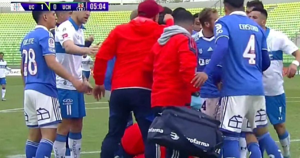 Hinchas de la U contra Mauricio Isla por su reacción tras incidente de barra de la UC con Martín Parra