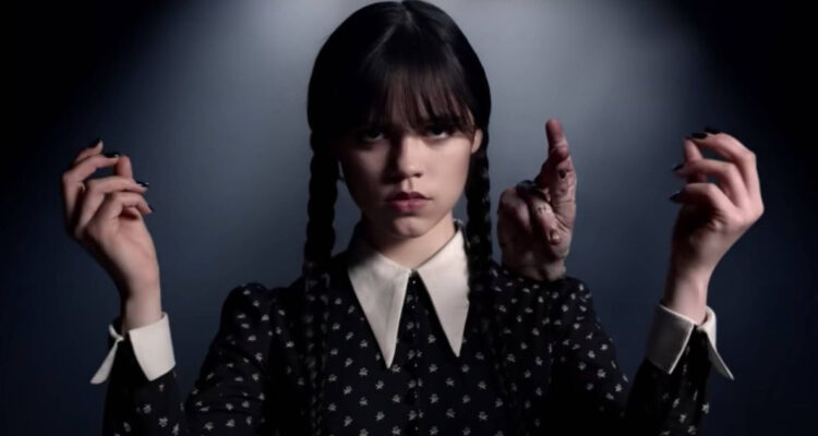 Vistazo a la Merlina de Jenna Ortega, que protagonizará la serie dirigida por Tim Burton.
