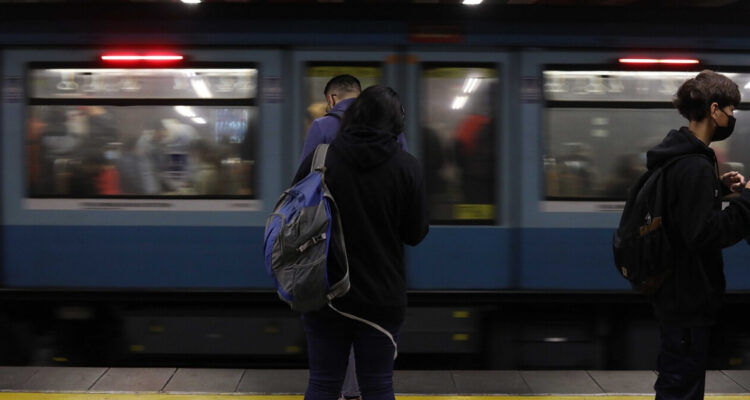 Metro de Santiago informó los horarios para los días de feriado por Fiestas Patrias