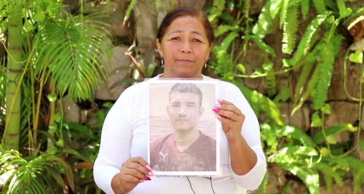 Rosario Rodríguez, sujetando la foto de su hijo.