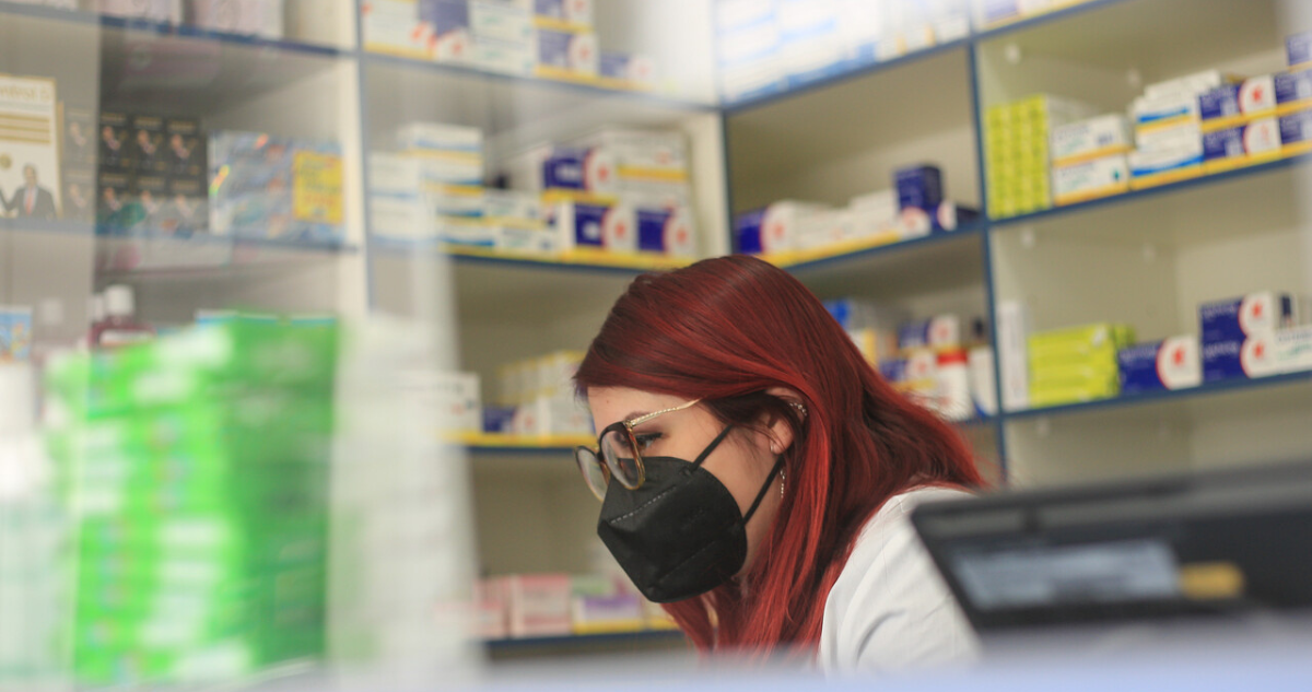 Farmacéutica revisando medicamento en una farmacía