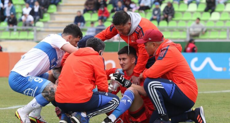 Michael Clark golpea la mesa por resolución de FFCH tras bengalazo a Martin Parra