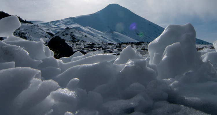 Tres militares están extraviados tras internarse al volcán Puntiagudo: Ejército coordina búsqueda.