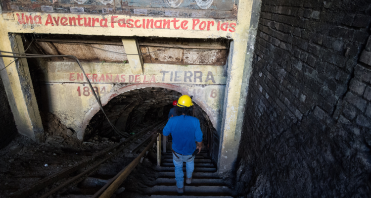 Imagen de un minero entrando a mina de carbón en Lota