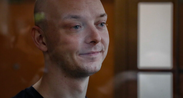 “Alta traición”: Moscú condena a 22 años de cárcel a periodista ruso acusado de espionaje