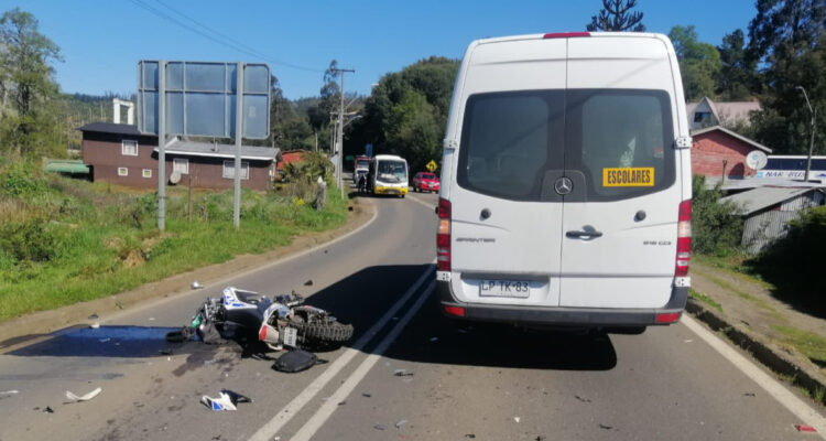 Motorista muere tras colisionar contra furgón escolar en Carahue