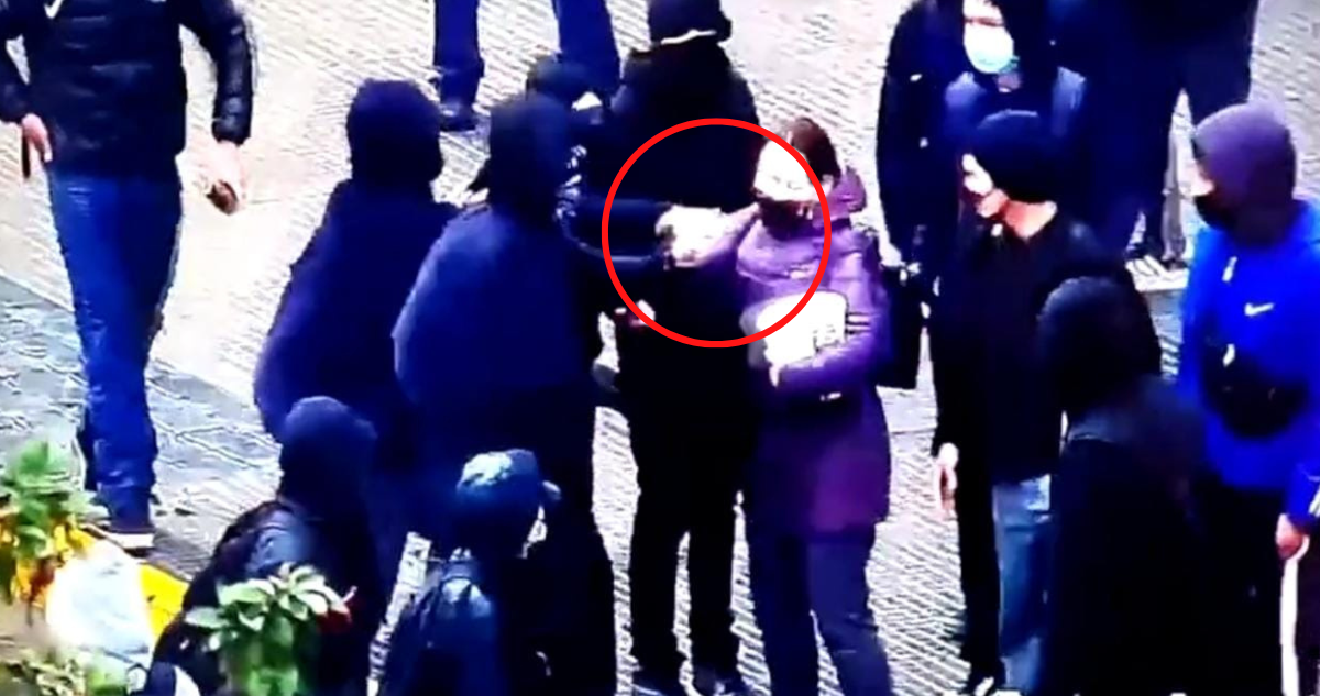 mujer agredida golpes encapuchados