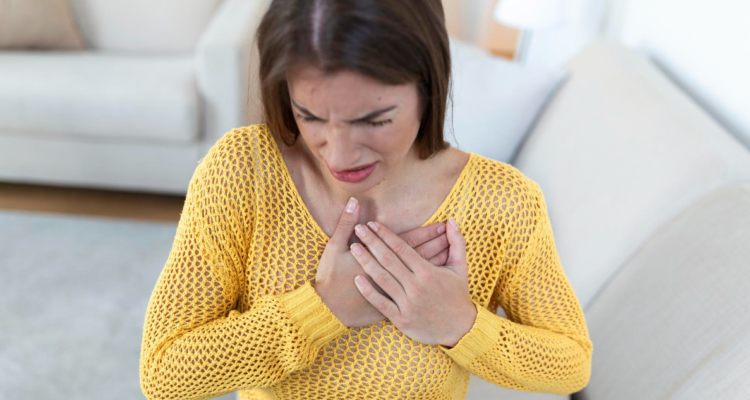 Mujer afligida por notorio dolor en el pecho. Mujeres latinas son más propensas a morir por enfermedades cardiovasculares