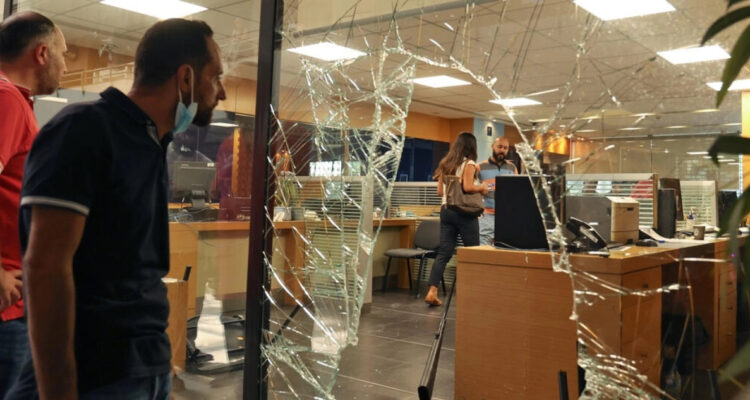 Mujer libanesa atraca un banco en un acto desesperado para pagar tratamiento de su hermana enferma