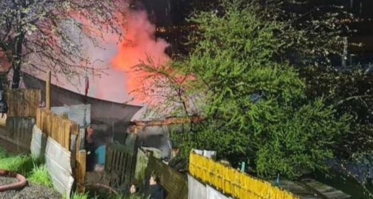 Mujer recibe descarga eléctrica al intentar retirar plancha de zinc durante incendio en Osorno