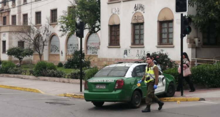 De película: Mujer roba patrulla, inicia persecución e impacta semáforo en La Serena