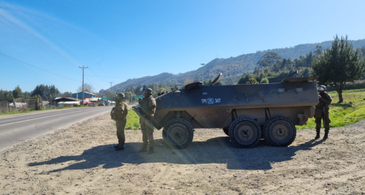 Detienen a hombre en auto robado en Cañete: portaba municiones, casco balístico y radios portátiles.