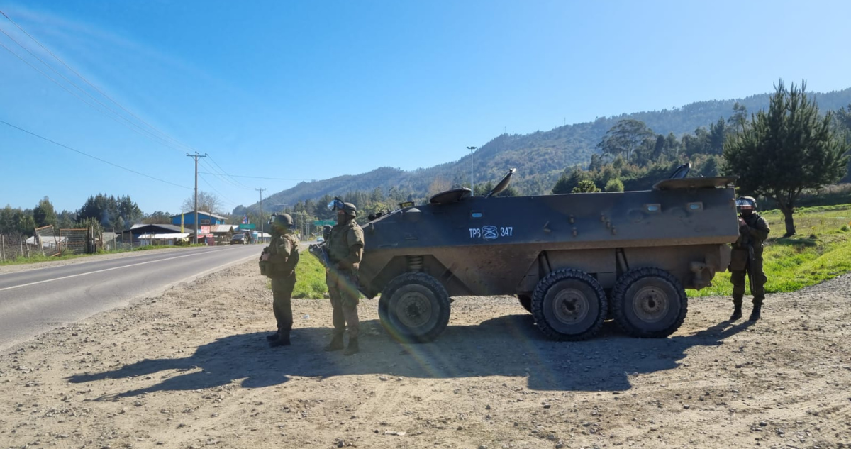 Detienen a hombre en auto robado en Cañete: portaba municiones, casco balístico y radios portátiles.