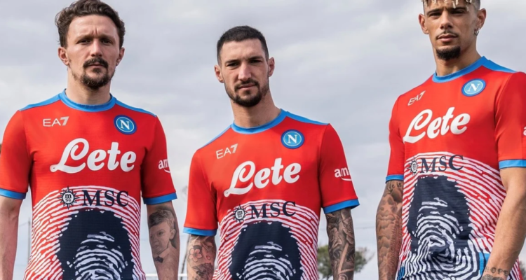 La camiseta del Napoli con la cara de Diego Armando Maradona se dejará de ocupar.