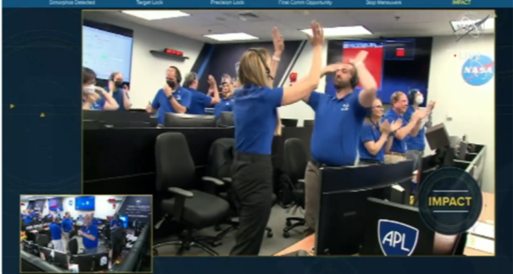 Equipo celebrando el logro de la misión