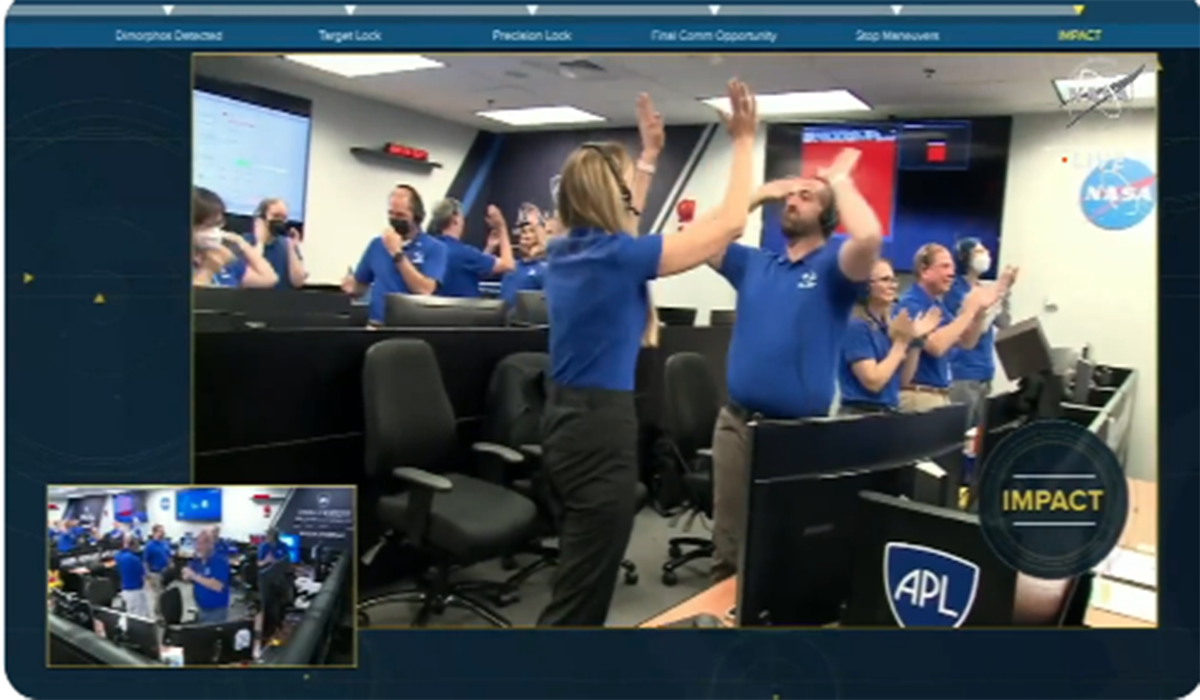 Equipo celebrando el logro de la misión