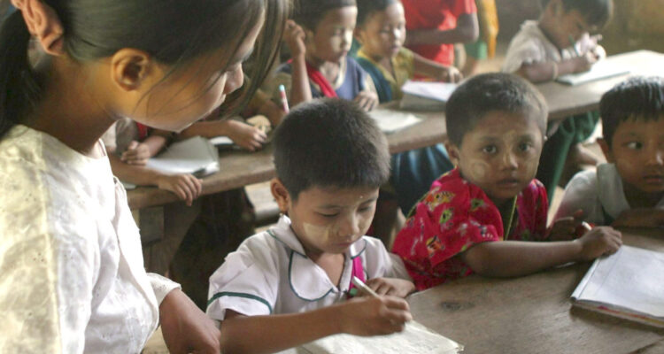 Al menos 11 niños muertos deja bombardeo a una escuela de Birmania