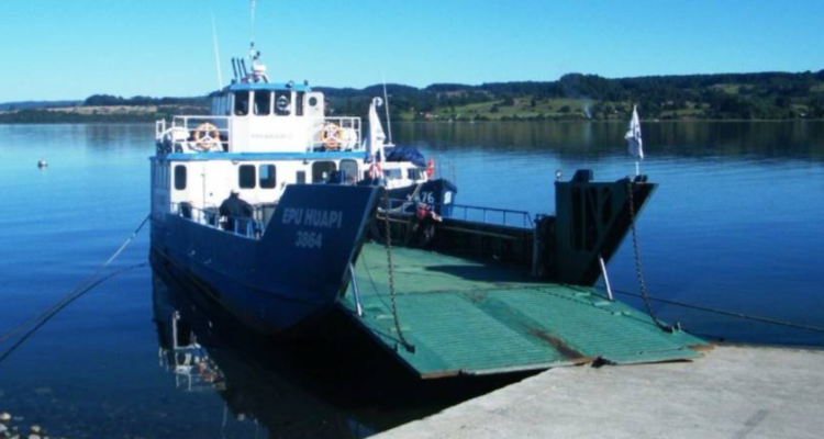 Barcaza a isla Huapi
