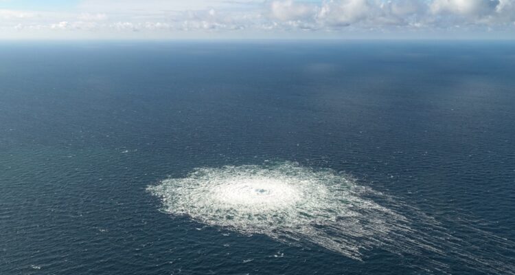 Una foto tomada desde un avión F-16 danés este martes muestra una fuga de gas del gasoducto Nord Stream 2 frente a Bornholm, en Dinamarca, en el mar Báltico.
