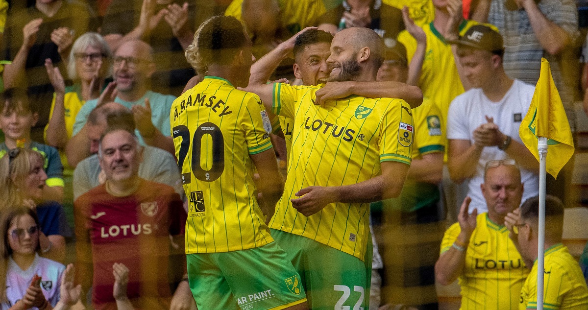 Norwich de Marcelino Núñez saltó al liderato de la Championship tras vencer a Coventry.
