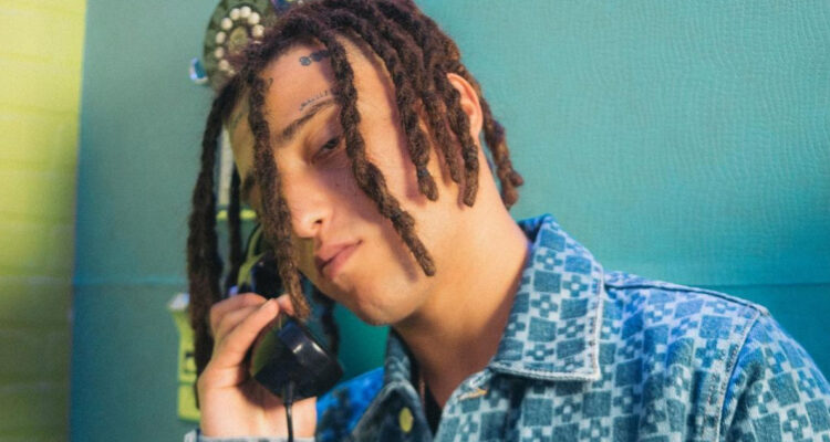 Pablo Chill-e posa serio para la cámara.