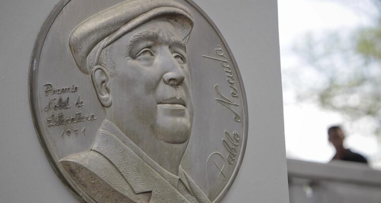 Fotografía de un monumento dedicado al poeta Pablo Neruda.