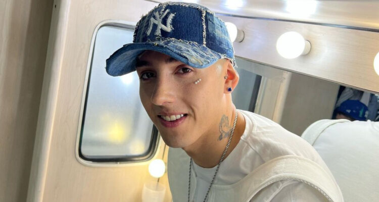 El cantante Pailita sonríe mientras mira a la cámara. El cantante dedicó su función en el Parque O’Higgins a su mamá.