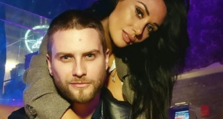 Pamela Díaz abraza a Jean Philippe Cretton en un evento.