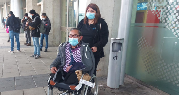 Pasajero en silla de ruedas pierde hora médica por cancelación de JetSmart: “Era para poder caminar”