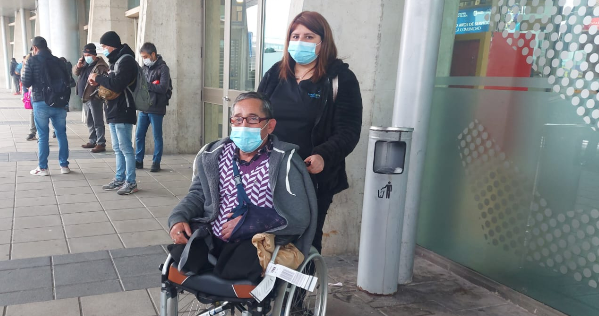 Pasajero en silla de ruedas pierde hora médica por cancelación de JetSmart: “Era para poder caminar”