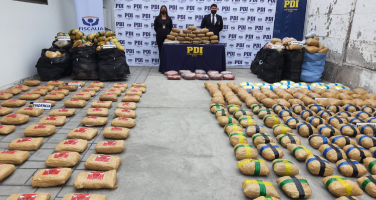 PDI exhibe casi una tonelada de droga decomisada.