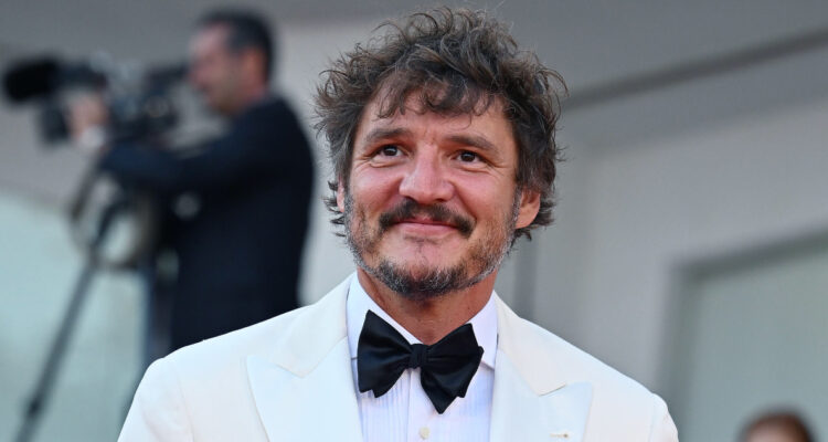 Pedro Pascal sonríe a la cámara en la alfombra roja del Festival de Venecia,