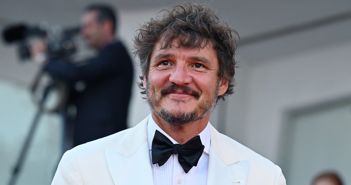 Pedro Pascal sonríe a la cámara en la alfombra roja del Festival de Venecia,