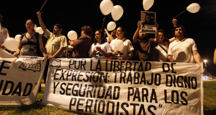 Periodista amenazado de muerte analiza salir de Paraguay tras asesinato de su colega