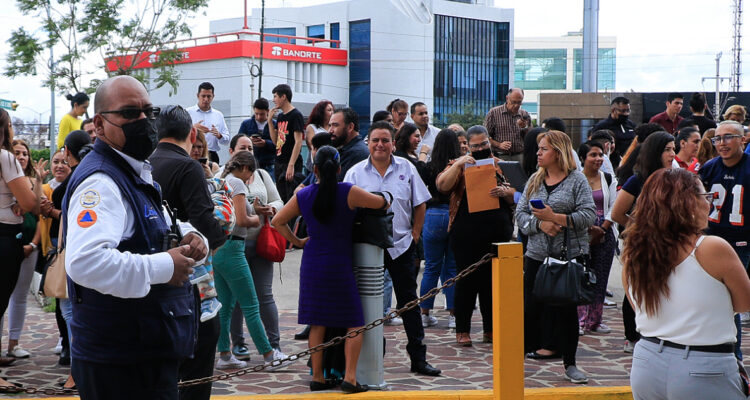 Un grupo de personas en la zona segura tras simulacro de sismo. México ha vivido constantes terremotos en 19 de septiembre.