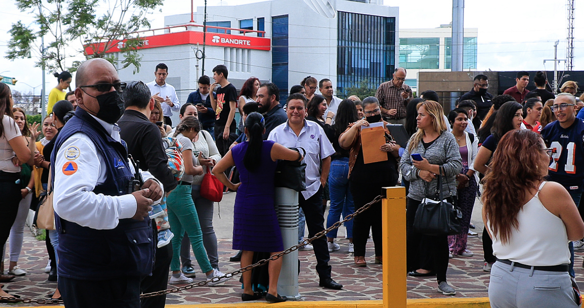 Un grupo de personas en la zona segura tras simulacro de sismo. México ha vivido constantes terremotos en 19 de septiembre.