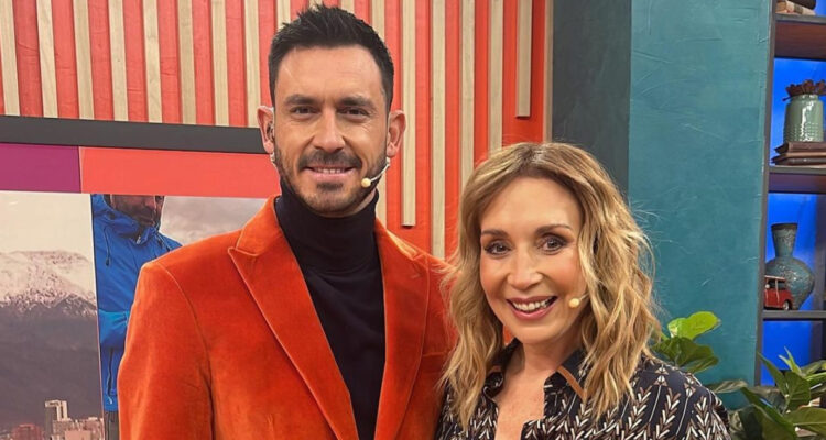 El futbolista Mauricio Pinilla abrazando a Karen Doggenweiler en el set de Buen Finde.