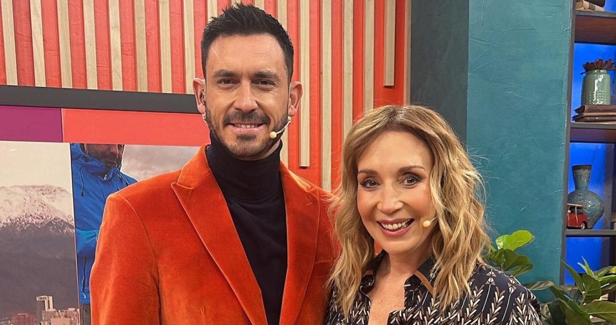 El futbolista Mauricio Pinilla abrazando a Karen Doggenweiler en el set de Buen Finde.