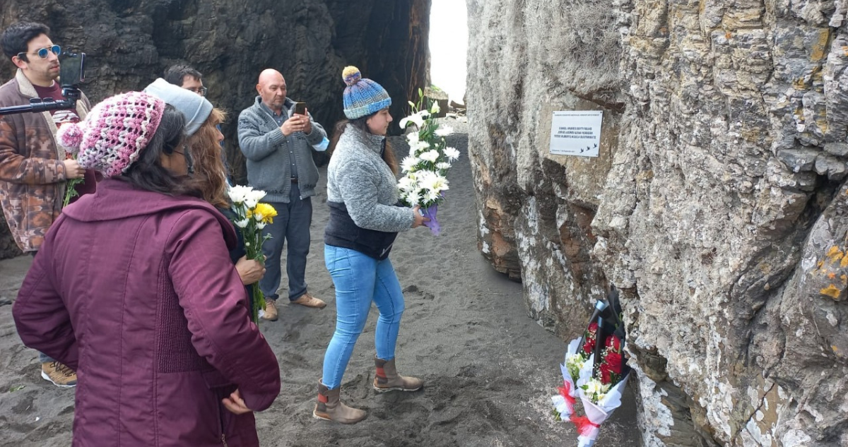 Familias de los 3 desaparecidos hace un año en Cobquecura se reencuentran en playa Iglesia de Piedra.