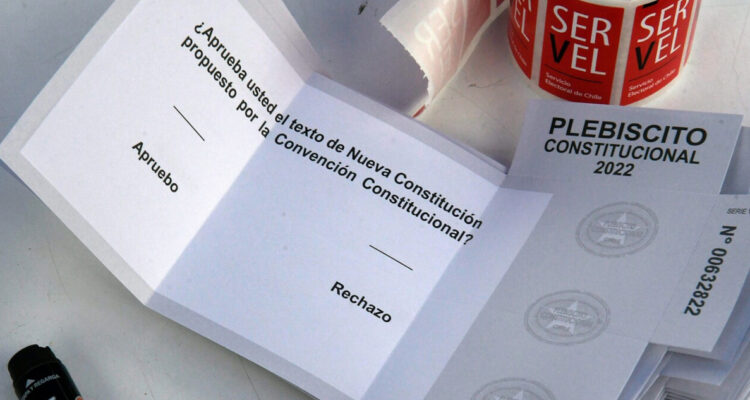 Voto apruebo o rechazo, durante el Plebiscito de Salida para una nueva constitución.