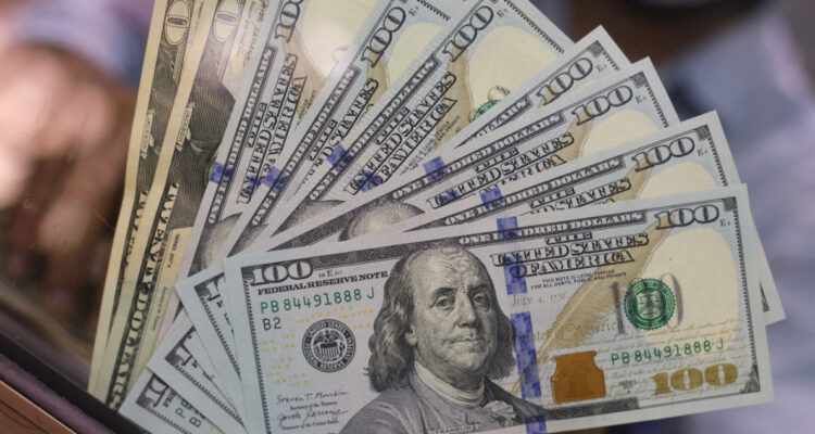 Precio del dólar cierra este lunes en los $881 tras cierre del plebiscito y triunfo del Rechazo