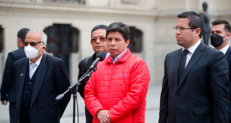 Fotografía cedida por la presidencia de Perú del presidente Pedro Castillo dando declaraciones a las afueras de la Fiscalía.